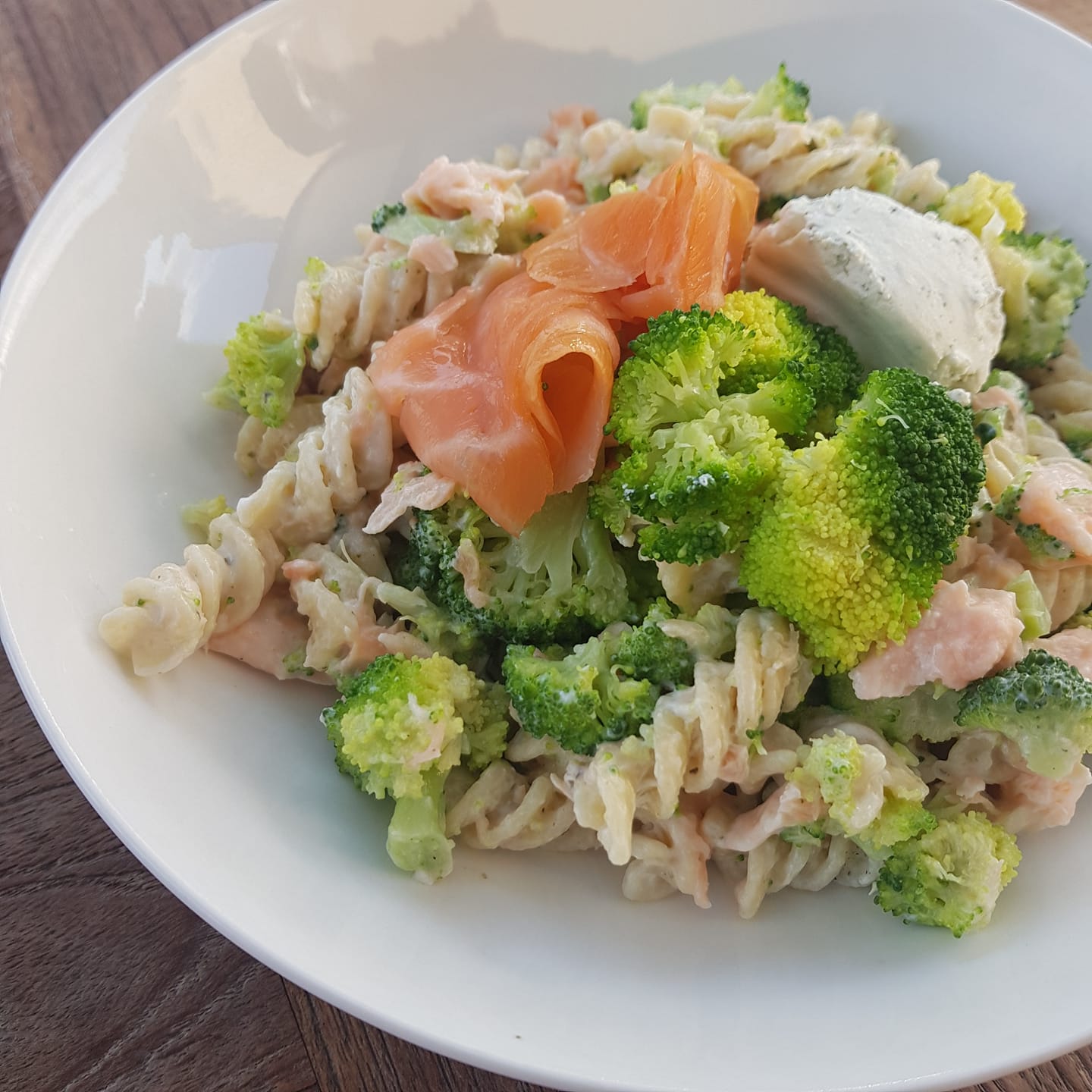 Haver spirelli met zalm, kruidenkaas en broccoli